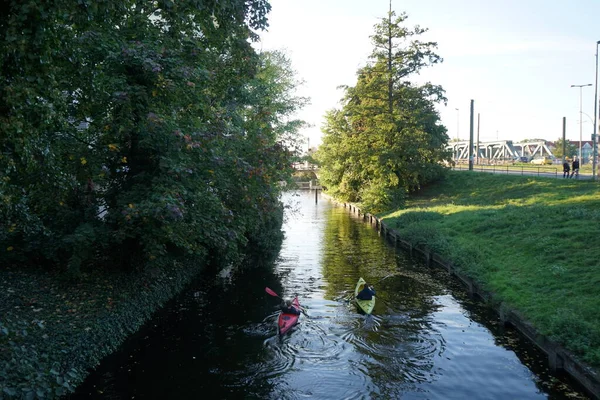 Schlossgraben 'de iki kano denize açılıyor. Baidarka ya da Aleutian kanosu sert bir uzay çerçevesi üzerinde yumuşak deriden oluşan bir su gemisidir. Berlin, Almanya 