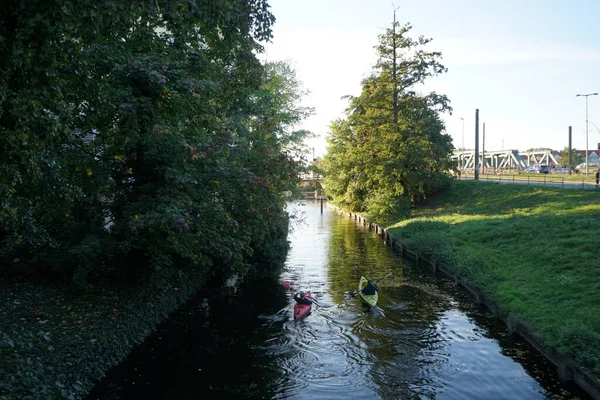 Schlossgraben 'de iki kano denize açılıyor. Baidarka ya da Aleutian kanosu sert bir uzay çerçevesi üzerinde yumuşak deriden oluşan bir su gemisidir. Berlin, Almanya 