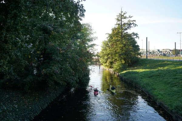 Schlossgraben 'de iki kano denize açılıyor. Baidarka ya da Aleutian kanosu sert bir uzay çerçevesi üzerinde yumuşak deriden oluşan bir su gemisidir. Berlin, Almanya 