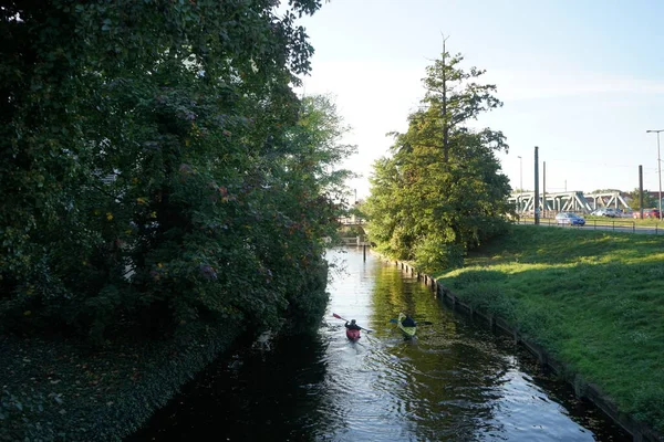 Schlossgraben 'de iki kano denize açılıyor. Baidarka ya da Aleutian kanosu sert bir uzay çerçevesi üzerinde yumuşak deriden oluşan bir su gemisidir. Berlin, Almanya 