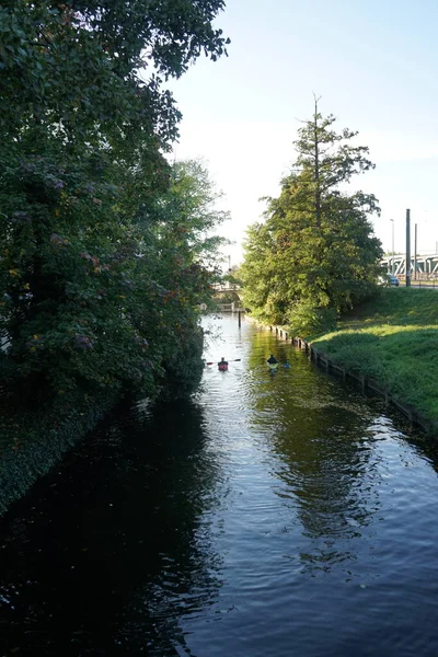 Schlossgraben 'de iki kano denize açılıyor. Baidarka ya da Aleutian kanosu sert bir uzay çerçevesi üzerinde yumuşak deriden oluşan bir su gemisidir. Berlin, Almanya 