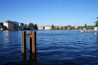 Dahme ve Spree nehirlerinin birleşimi Dammbruecke köprüsüne bakıyor. Berlin, Almanya  