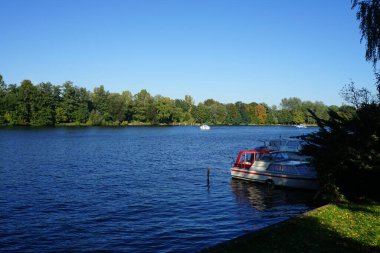 Spree Nehri 'nin setten yeşil kıyılarla çevrili görüntüsü. Berlin, Almanya 