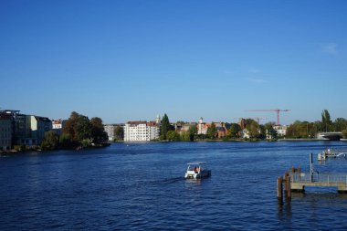 Dahme ve Spree nehirlerinin birleşimi Dammbruecke köprüsüne bakıyor. Berlin, Almanya  
