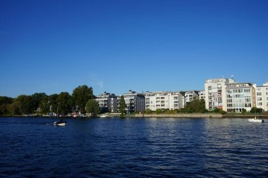 Mentzelpark 'taki setten Spree Nehri' nin ve Berlin 'in mimarisinin manzarası. Berlin, Almanya