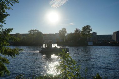Schlossinsel adasından Dahme nehrinin üzerindeki gün batımını izliyoruz. 12557 Berlin, Almanya 
