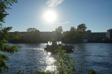 Schlossinsel adasından Dahme nehrinin üzerindeki gün batımını izliyoruz. 12557 Berlin, Almanya 