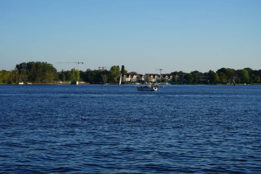 Schlossinsel Adası 'ndan Dahme Nehri manzarası. 12557 Berlin, Almanya 