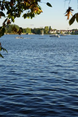 Schlossinsel Adası 'ndan Dahme Nehri manzarası. 12557 Berlin, Almanya 