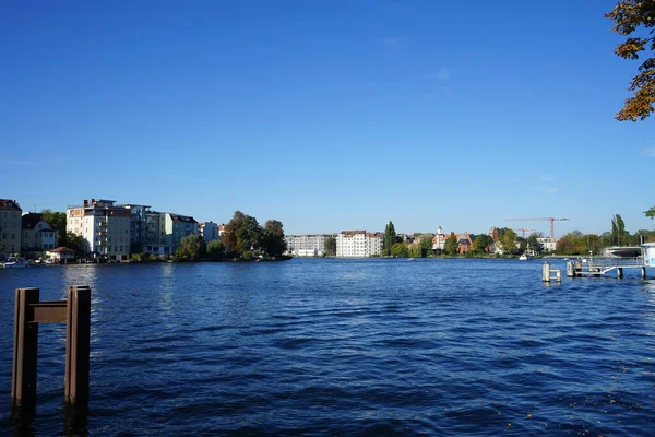 Dahme ve Spree nehirlerinin birleşimi Dammbruecke köprüsüne bakıyor. Berlin, Almanya  