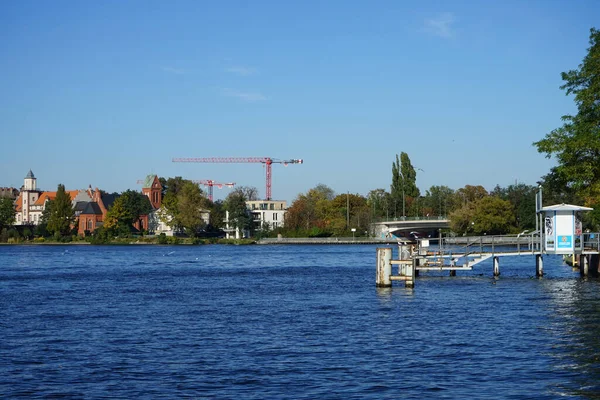 Dahme ve Spree nehirlerinin birleşimi Dammbruecke köprüsüne bakıyor. Berlin, Almanya  