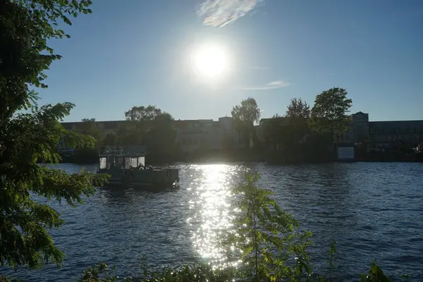 Schlossinsel adasından Dahme nehrinin üzerindeki gün batımını izliyoruz. 12557 Berlin, Almanya 
