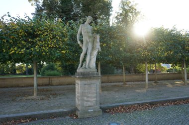 Kale parkının girişinde kumtaşından oyulmuş ve 17. yüzyılın sonlarına kadar uzanan Meleager heykeli duruyor. 12557 Berlin, Almanya