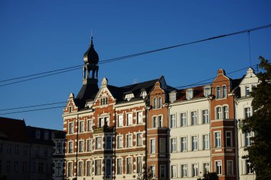 Şatonun yakınındaki meydanda tarihi binalar. Alt-Koepenick, 12555 Berlin