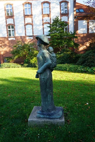 조각품 베트남인 어머니와 반대편에 코페네 입구에 12557 베를린 — 스톡 사진