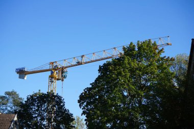 Berlin 'de inşaat endüstrisi. Su kasabası Spindlersfeld yakınlarındaki inşaat alanında. İsimsiz Yol, 12555 Berlin, Almanya