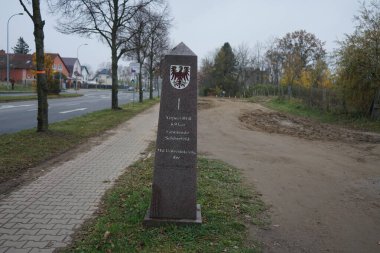 Havaalanına giden yolu gösteren mermer sütun. 