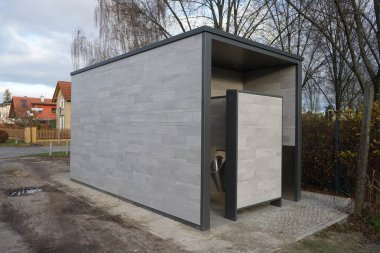 Berlin mimarisi. Dinlenme alanının yanındaki modern açık hava tuvaleti. Kaulsdorf, Berlin, Almanya