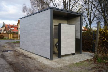 Berlin mimarisi. Dinlenme alanının yanındaki modern açık hava tuvaleti. Kaulsdorf, Berlin, Almanya
