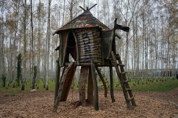 在白桦林的鸡腿上有一个女巫的房子的游乐场 德国柏林Rudow — 图库照片