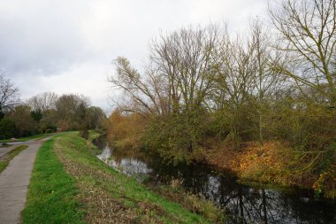 Kasım ayında Wuhle Nehri 'nin çevresindeki muhteşem manzara. Marzahn-Hellersdorf, Berlin, Almanya