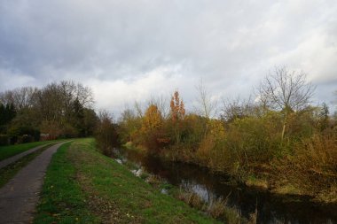Kasım ayında Wuhle Nehri 'nin çevresindeki muhteşem manzara. Marzahn-Hellersdorf, Berlin, Almanya