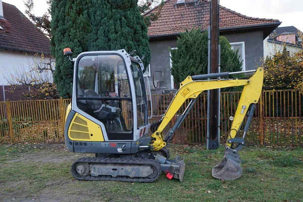 Sınıftaki kazı elemanı ET18 1.7 ile 2.4 ton arasında. Büyük bir taksi ve iki parçalı ön güç penceresi gibi iyi tasarlanmış özellikler operatör konforunu artırır. Berlin, Almanya