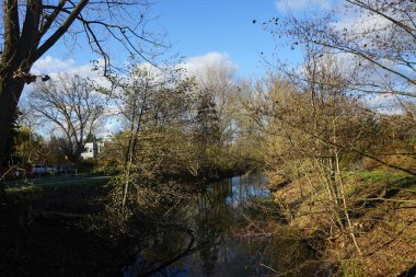 Kasım ayında Wuhle Nehri 'nin çevresindeki muhteşem manzara. Marzahn-Hellersdorf, Berlin, Almanya