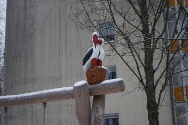 Leylekler salıncakta sallanıyor. Berlin, Almanya