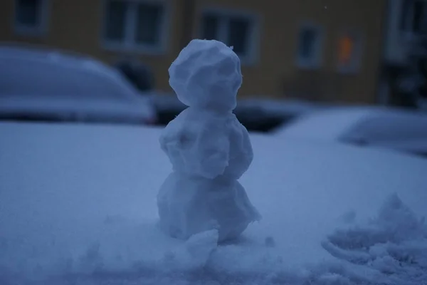 Χιονάνθρωπος Στην Οροφή Του Αυτοκινήτου Βερολίνο Γερμανία — Φωτογραφία Αρχείου