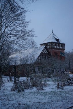 Kışın kar altında çok güzel tarihi Alman mimari binaları. Berlin, Almanya