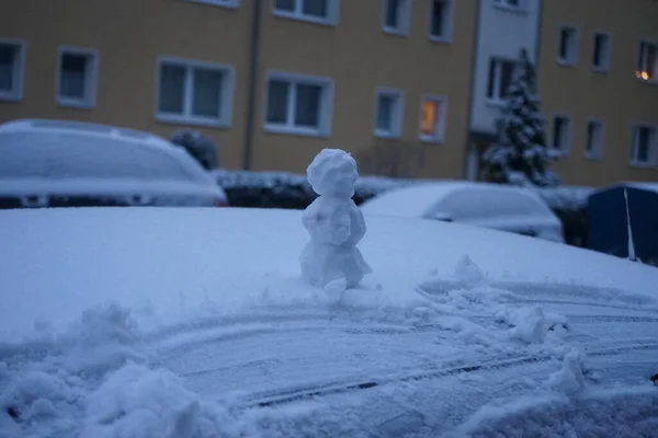 Сніговик Даху Автомобіля Берлін Німеччина — стокове фото