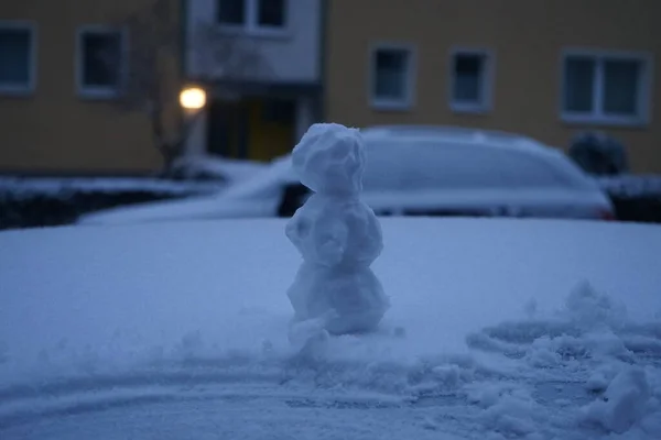 Snowman Roof Car Berlin Germany — Zdjęcie stockowe