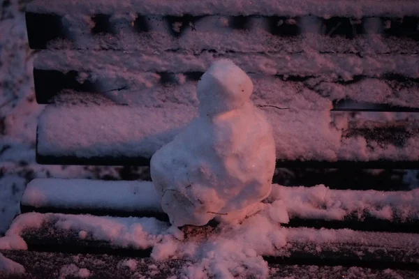 Χιονάνθρωπος Ένα Παγκάκι Καλυμμένο Χιόνι Βερολίνο Γερμανία — Φωτογραφία Αρχείου