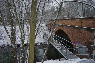 Karlı kışta Wuhle nehrinin üzerindeki köprü. Berlin, Almanya 