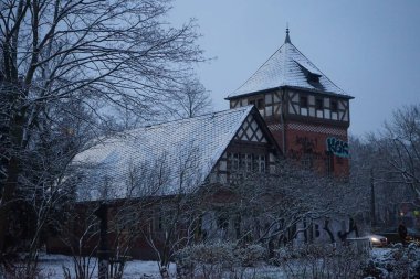 Kışın kar altında çok güzel tarihi Alman mimari binaları. Berlin, Almanya
