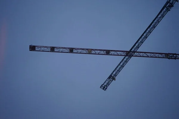 Grúas Trabajo Contra Fondo Del Cielo Nocturno Una Grúa Tipo —  Fotos de Stock