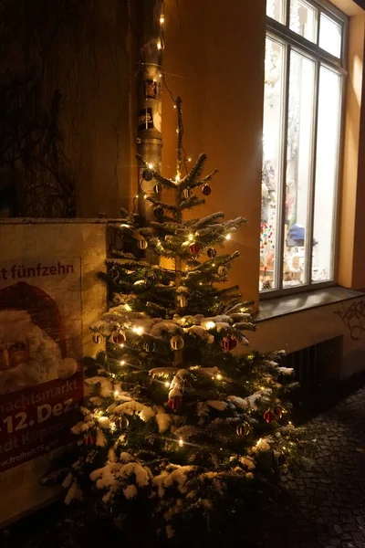 Árbol Navidad Iluminado Calle Por Noche Berlín Alemania — Foto de Stock