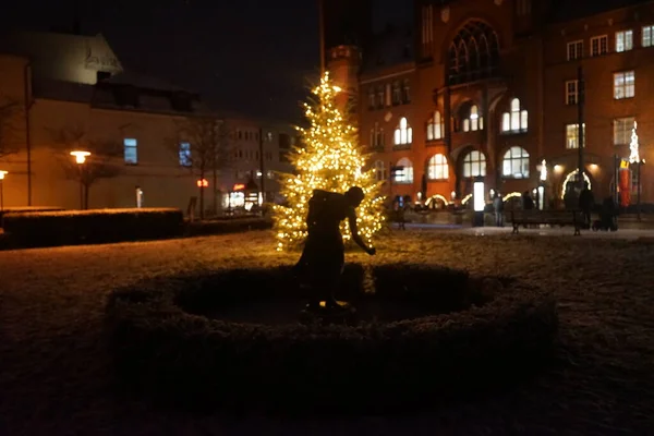 Beeldhouwkunst Meisje Met Bal Voor Verlichte Kerstboom Voor Het Rathaus — Stockfoto