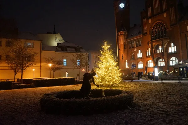 Beeldhouwkunst Meisje Met Bal Voor Verlichte Kerstboom Voor Het Rathaus — Stockfoto