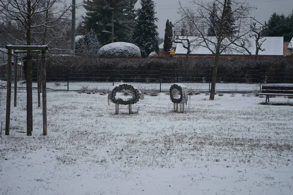 Decorative Aluminum Sheep Snowy Meadow December Berlin Germany — 스톡 사진