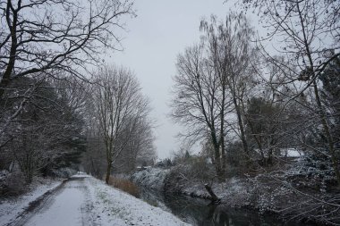 Aralık ayında kar altında Wuhle nehrinin resimli kıyıları. Berlin, Almanya