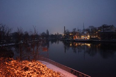 Nehrin karlı kıyıları Aralıkta akşam vakti Spree. Berlin, Almanya
