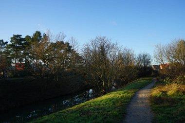 Kasım ayında Wuhle Nehri boyunca çevresi manzaralı bitki örtüsüyle çevrili olan patika. Berlin, Almanya