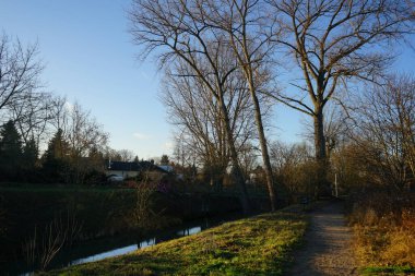 Kasım ayında Wuhle Nehri boyunca çevresi manzaralı bitki örtüsüyle çevrili olan patika. Berlin, Almanya