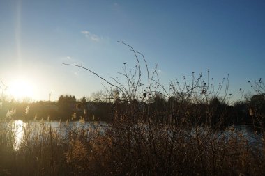 Aralık ayında Wuhlesee Gölü üzerinde muhteşem bir gün batımı. Marzahn-Hellersdorf, Berlin, Almanya