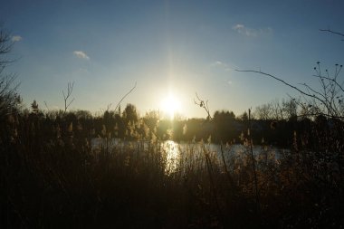 Aralık ayında Wuhlesee Gölü üzerinde muhteşem bir gün batımı. Marzahn-Hellersdorf, Berlin, Almanya