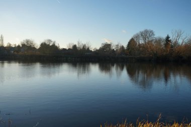 Aralık ayında Wuhlesee Gölü ile güzel bir manzara. Berlin, Almanya 