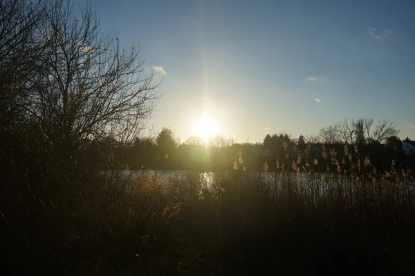 Wspaniały Zachód Słońca Nad Jeziorem Wuhlesee Grudniu Marzahn Hellersdorf Berlin — Zdjęcie stockowe