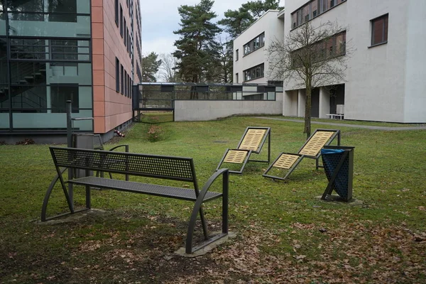 Benches Deckchairs Courtyard Multi Storey Building Recreation Area Berlin Germany — Stockfoto
